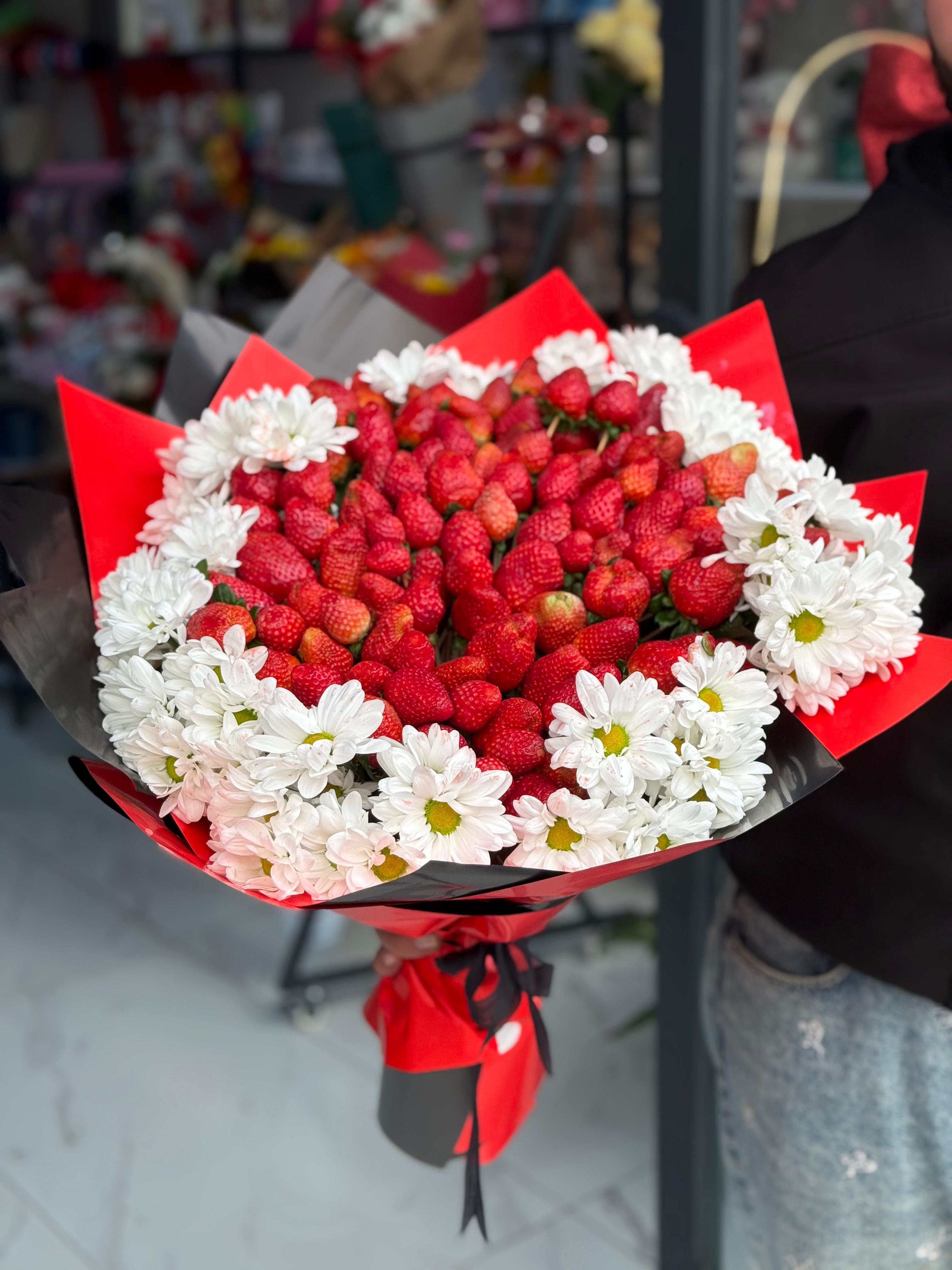 Çilek meyveli çiçek buketi