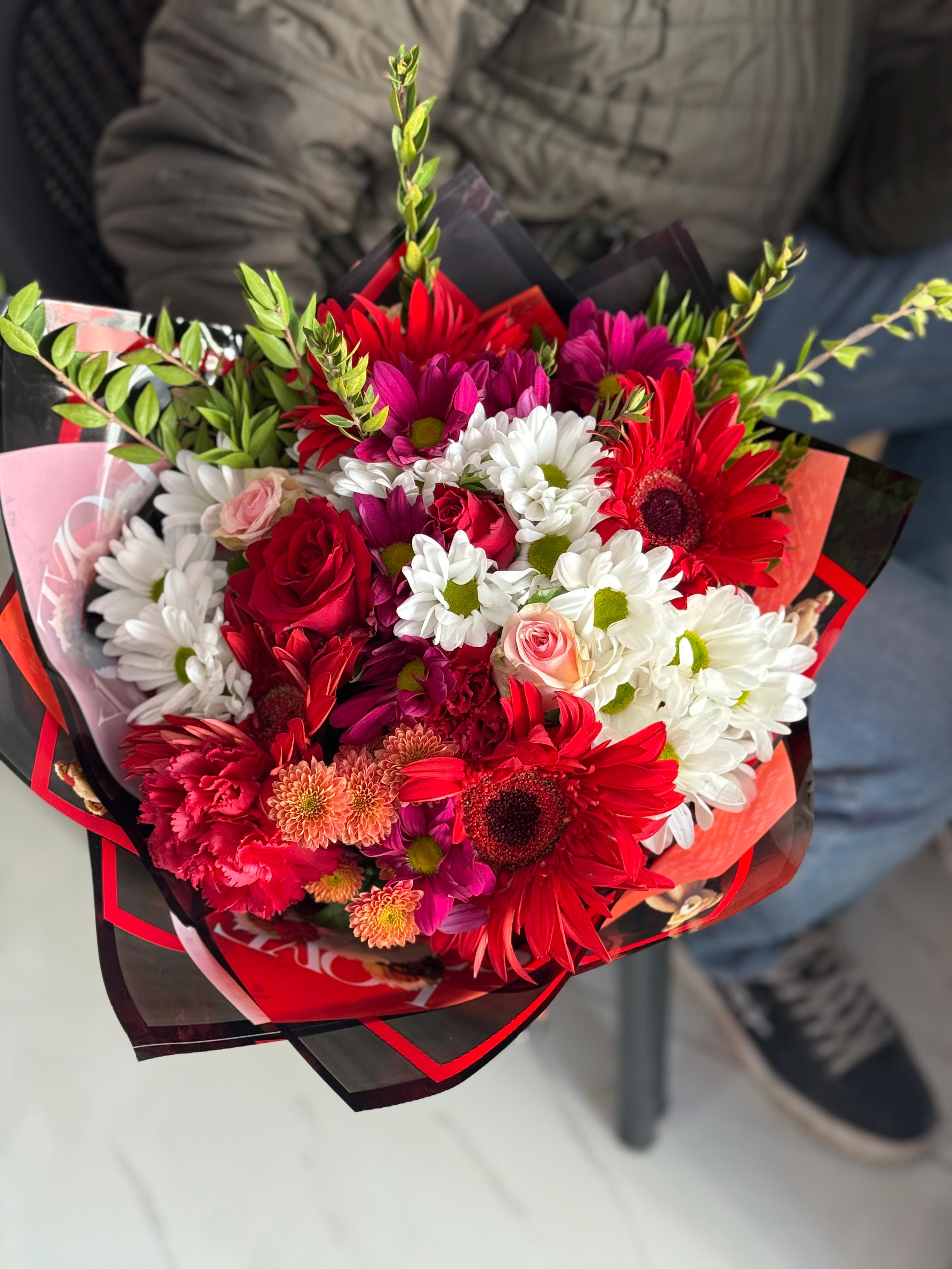 Rengarenk çiçek buketleri